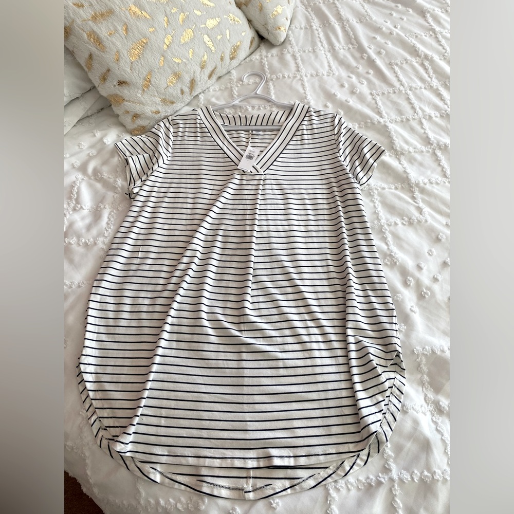 NWT - Old Navy Luxe V-Neck Knit T-Shirt top Large